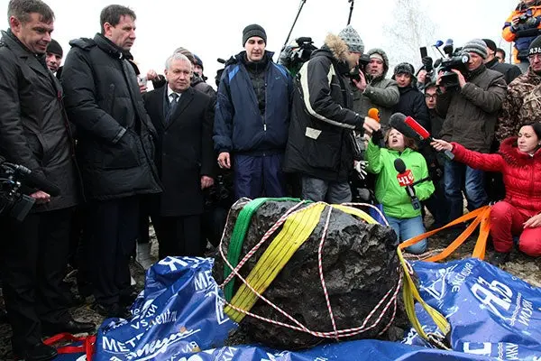 Recuperan trozo de meteorito en Rusia