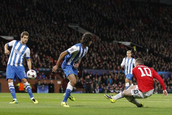 Disparo de Rooney que pegó en el poste, el rebote le pegó a un defensor y con eso, el Man Utd. derrota a la Real Sociedad  | AP