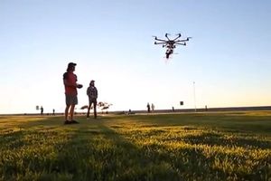 Dispositivo entrega cerveza vía aérea en conciertos