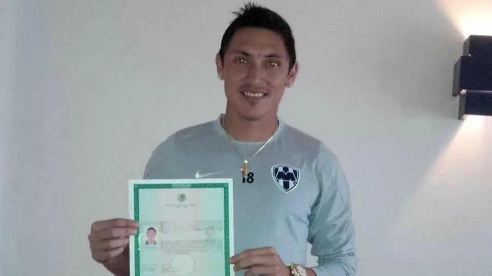 Neri Cardozo obtiene carta de naturalización
