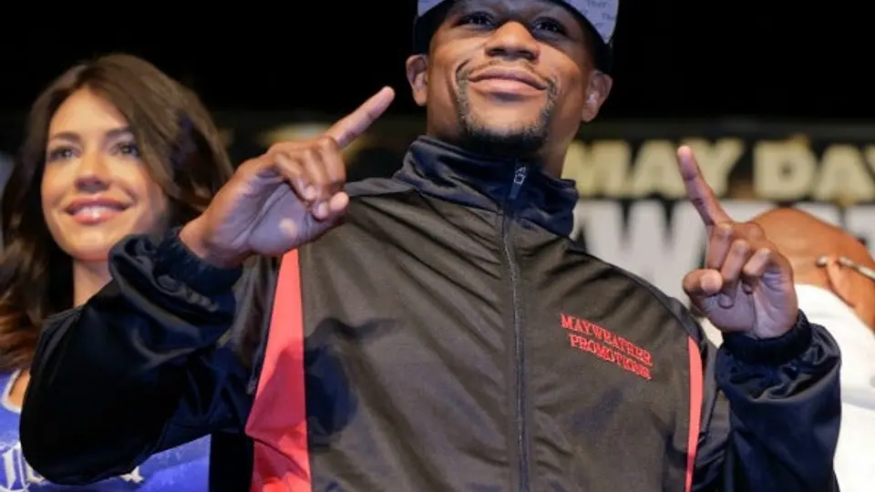 Mayweather se dió tiempo para complacer a sus seguidores