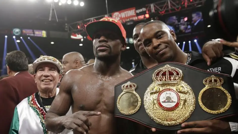 Mayweather Jr. vence por decisión mayoritaria a Maidana