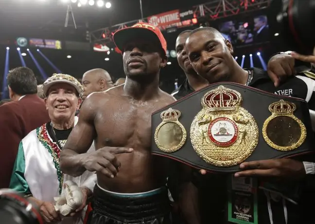Mayweather Jr. vence por decisión mayoritaria a Maidana