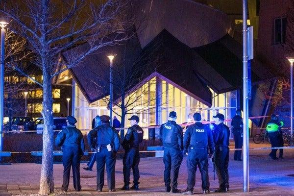 Durante la madrugada de este viernes, la policía de Boston se dio a la tarea de buscar a los Tsarnaev | ESPECIAL