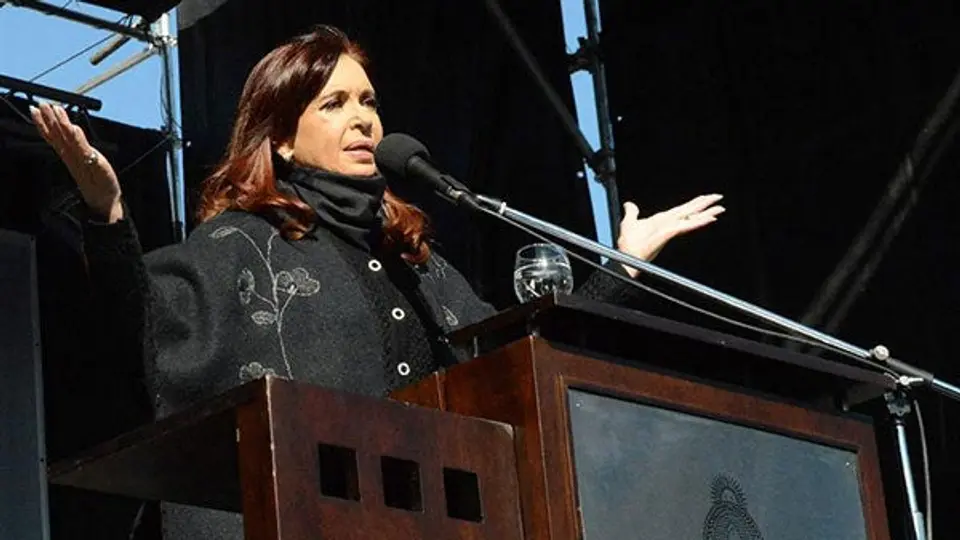 Presidenta argentina saca 'tarjeta roja' a violencia en el futbol