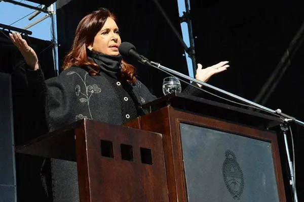 Presidenta argentina saca 'tarjeta roja' a violencia en el futbol