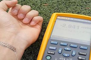 Batería recargable con calor corporal