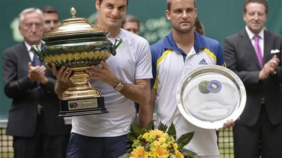 Federer vence a Youznhy y gana Halle por sexta vez
