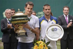 Federer vence a Youznhy y gana Halle por sexta vez