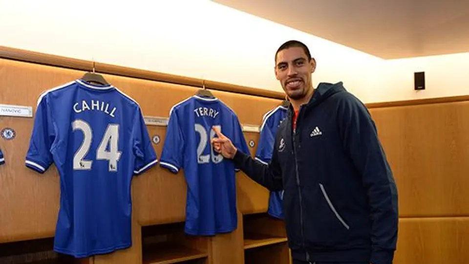 Gustavo Ayón visita el estadio de Chelsea