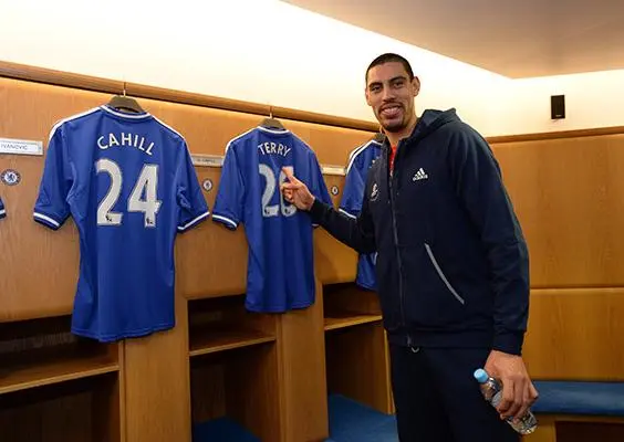 Gustavo Ayón visita el estadio de Chelsea