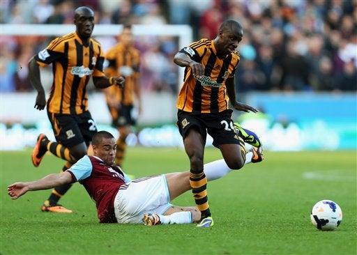Sone Aluko pasa sobre Winston Reid, del West Ham | AP