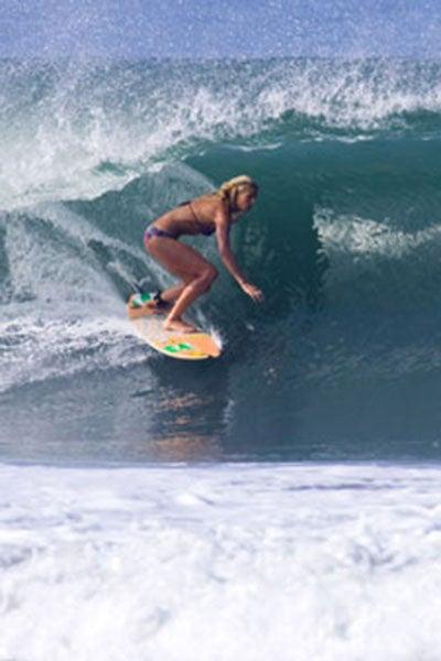 Holly ha complementado su carrera en el surf con estudios en ciencias de administración en la UCLA | ESPECIAL