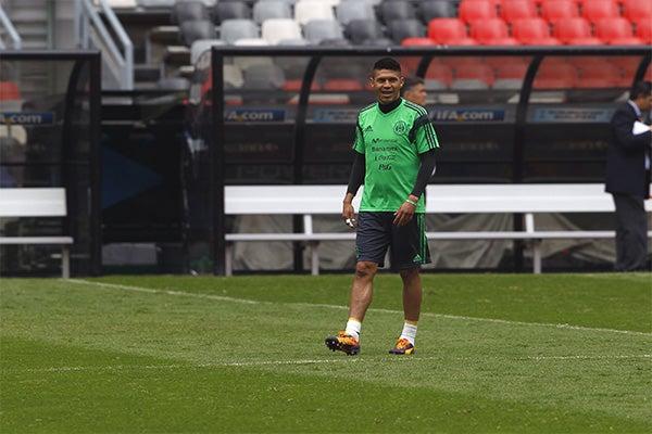 Oribe Peralta durante la práctica del Tri en la cancha del Azteca | BERNARDO MALDONADO