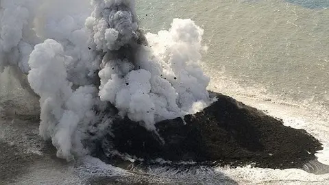 Erupción crea nueva isla en Japón