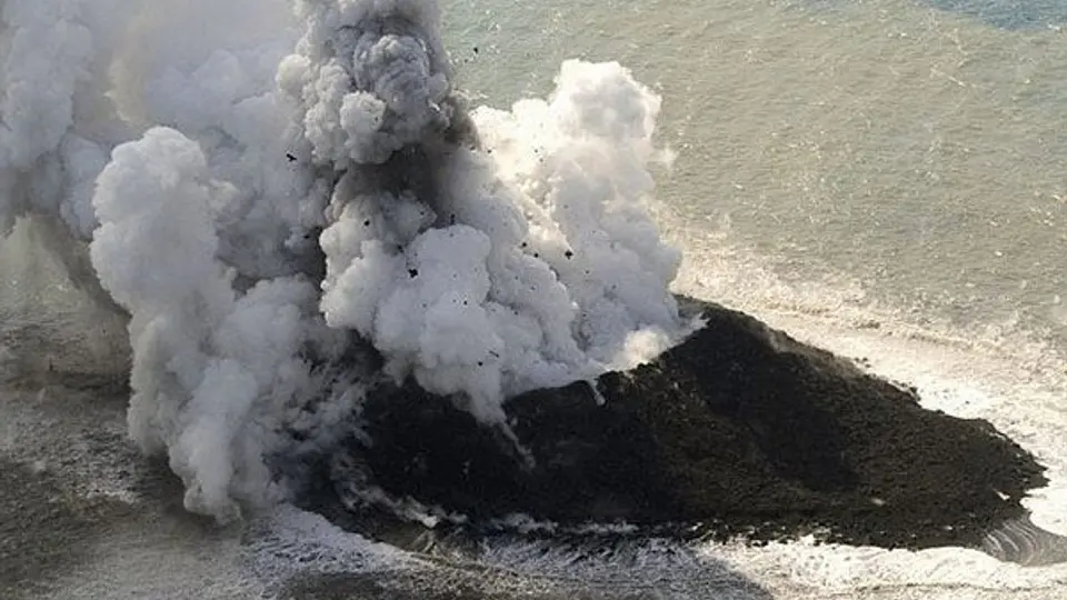 Erupción crea nueva isla en Japón