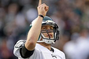 Con récord de Foles, Filadelfia apalea a Raiders