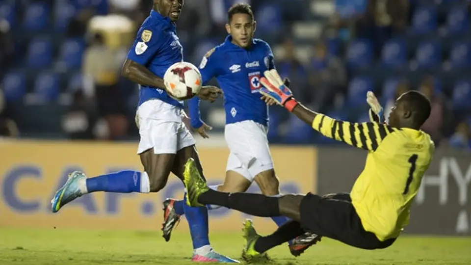 Portero del Valencia le regala su playera a seguidor de Cruz Azul