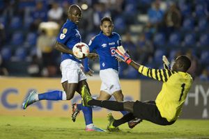 Portero del Valencia le regala su playera a seguidor de Cruz Azul