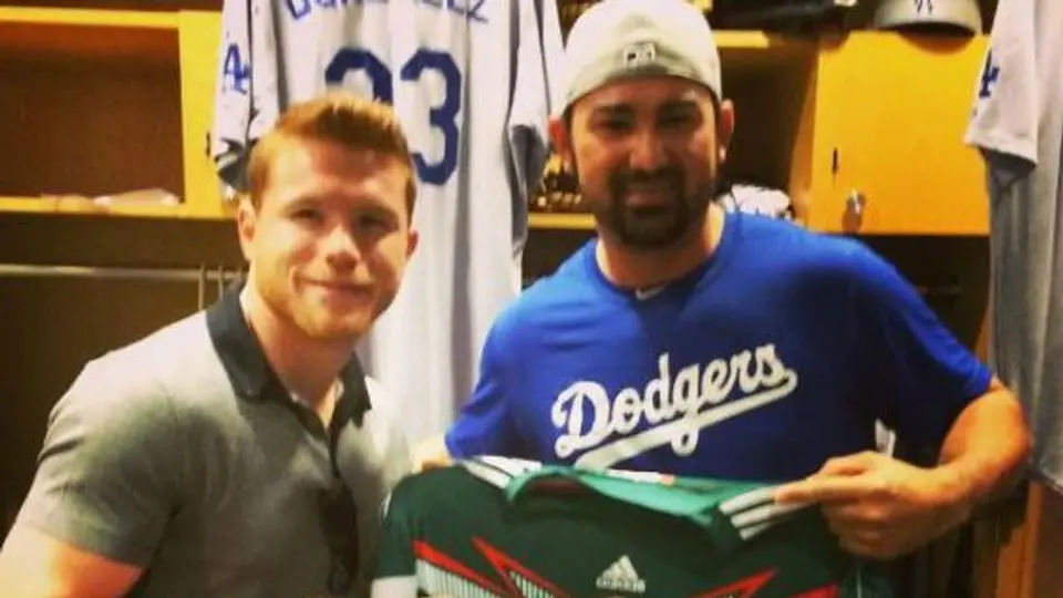 Canelo y Titán posan con la playera de México