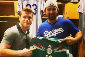 Canelo y Titán posan con la playera de México