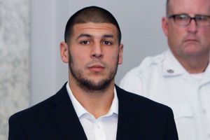 Aaron Hernández pide que se posponga una demanda