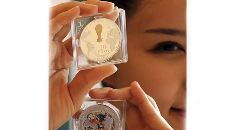 Presentan monedas conmemorativas del Mundial de Brasil 2014