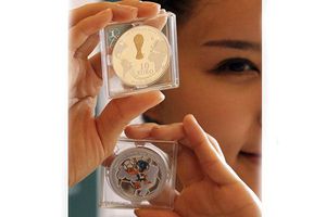 Presentan monedas conmemorativas del Mundial de Brasil 2014