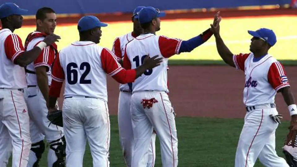Peloteros cubanos, suspendidos por intentar salir de su país
