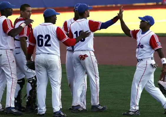 Peloteros cubanos, suspendidos por intentar salir de su país