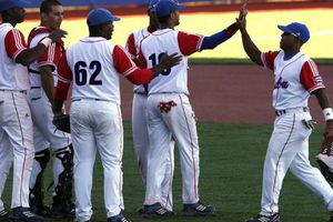 Peloteros cubanos, suspendidos por intentar salir de su país