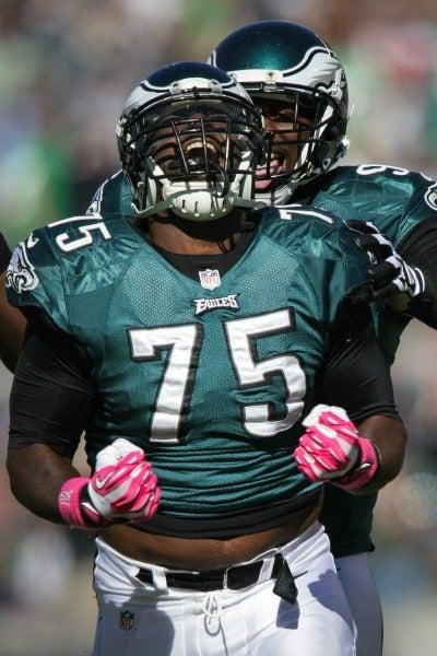 Vinny Curry celebra un error de Romo | AP