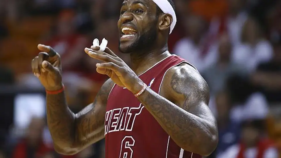LeBron se crece ante los Cavaliers para sumar otro triunfo