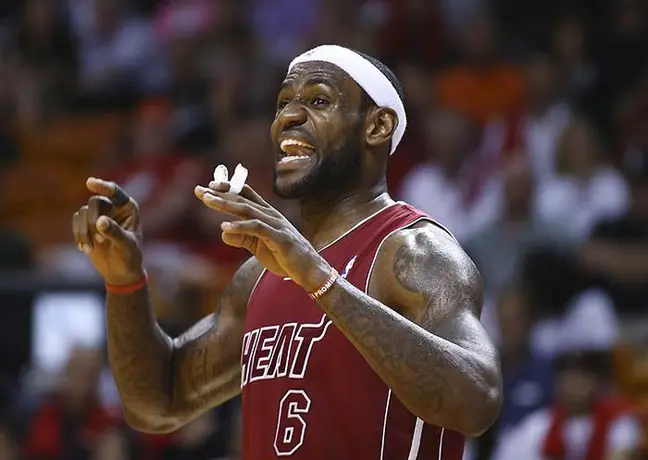 LeBron se crece ante los Cavaliers para sumar otro triunfo