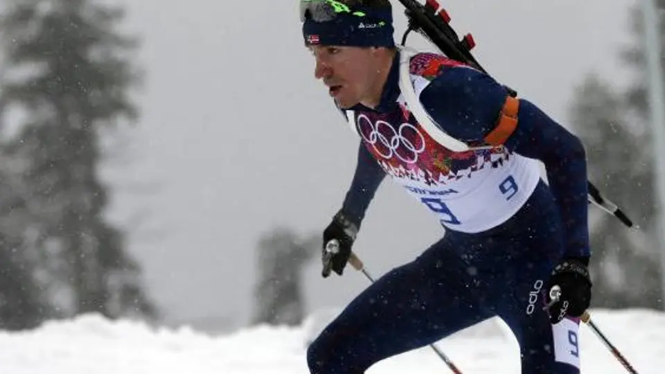 Noruega se impone en los 15 kilómetros de biatlón