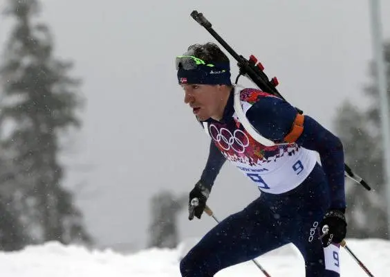 Noruega se impone en los 15 kilómetros de biatlón