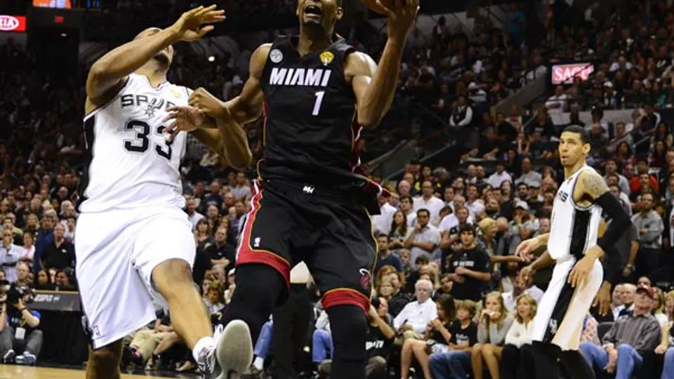 Bosh, multado con 5,000 dólares por simular una falta