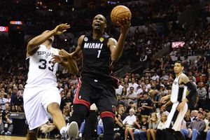 Bosh, multado con 5,000 dólares por simular una falta