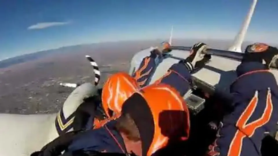 Paracaidistas de Broncos realizan espectacular entrada al estadio