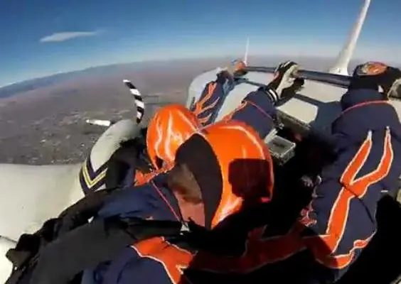 Paracaidistas de Broncos realizan espectacular entrada al estadio