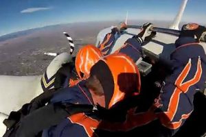 Paracaidistas de Broncos realizan espectacular entrada al estadio