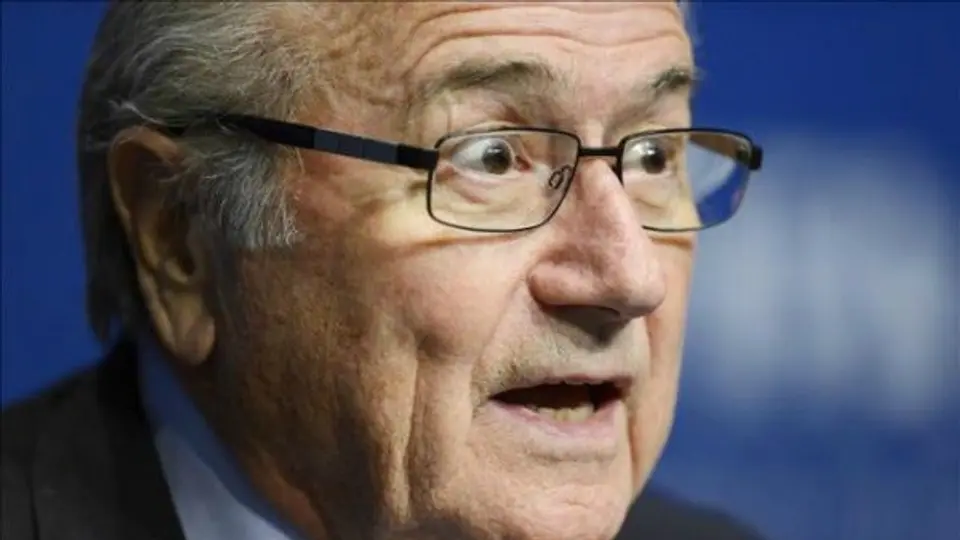 Blatter felicita a Bach por postularse como presidente del COI