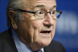Blatter felicita a Bach por postularse como presidente del COI