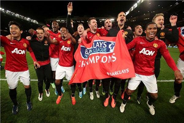 Chicharito ingresó al campo para celebrar en equipo | MANUTD.COM