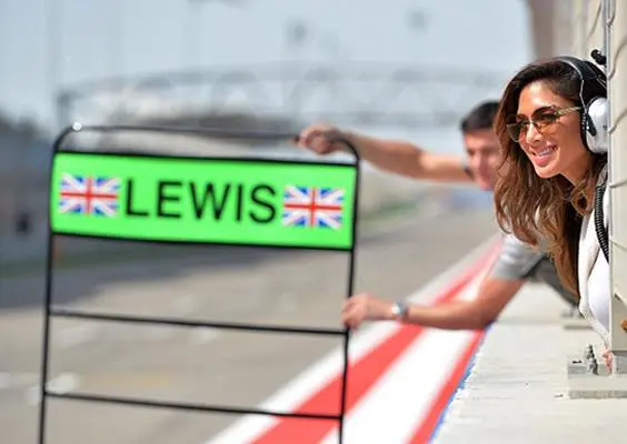 Nicole Scherzinger ¡es feliz en los circuitos!