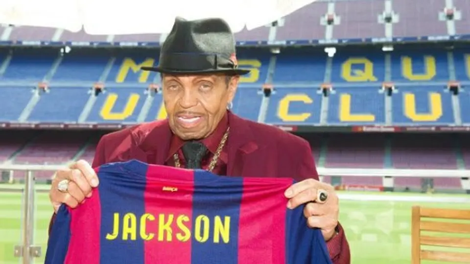 Padre de Michael Jackson visita museo del Barcelona
