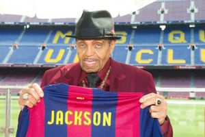 Padre de Michael Jackson visita museo del Barcelona