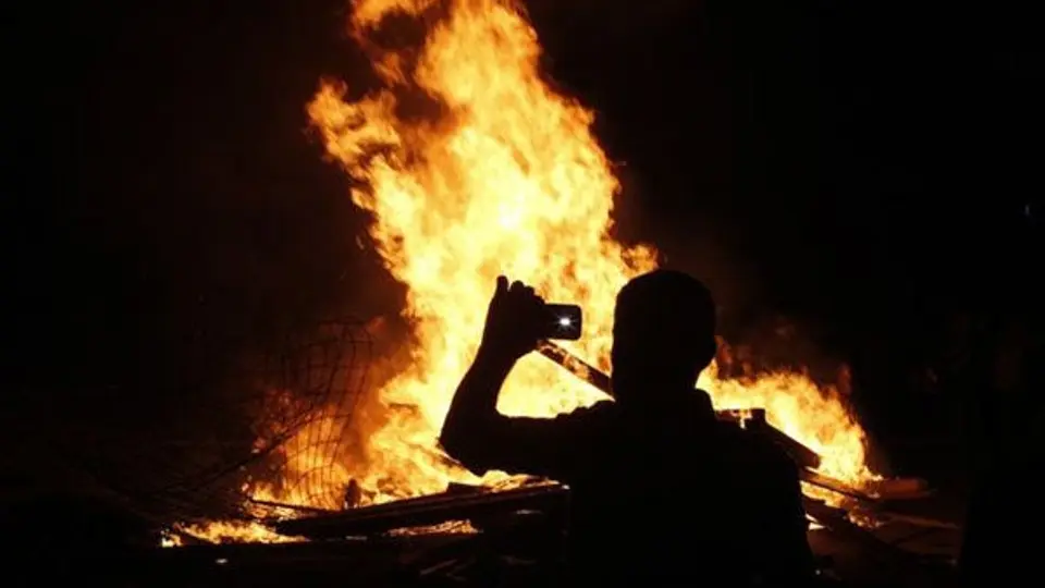 Para eliminar plaga de chinches, hombre incendia su casa