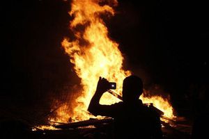 Para eliminar plaga de chinches, hombre incendia su casa