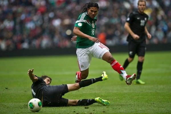 Gullit Peña se quita a un rival | CÉSAR VICUÑA
